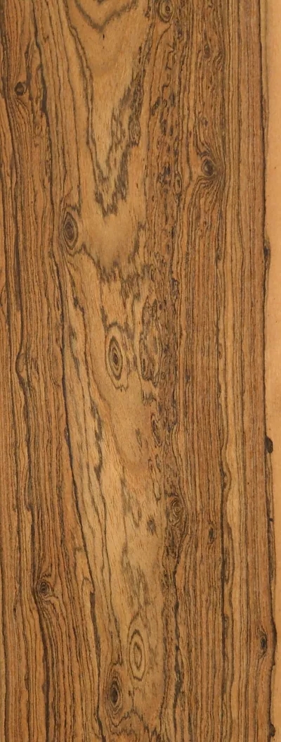 黃金檀的芯材顏色多為棕黃色或深褐色，帶黑色條紋，而且會(huì)隨著樹齡的增長顏色會(huì)變深。 在紋理方面，通常是非常明顯相互交錯(cuò)，質(zhì)地均勻帶有油蠟效果，板面有良好的光澤度。.webp.jpg