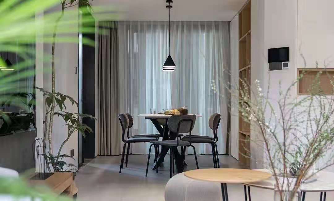 自然舒適的木飾面, 溫柔色調(diào)的軟裝，讓整個(gè)空間更具治愈感和親和力，加上生活的煙火氣，安靜而溫馨，平淡而簡單。 (3).jpg